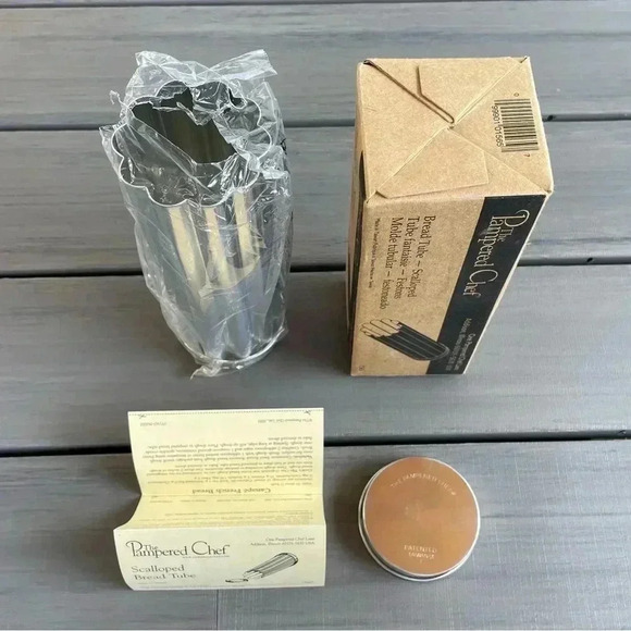 Pampered Chef NIB Bread Tube - Scalloped - Picture 2 of 2
